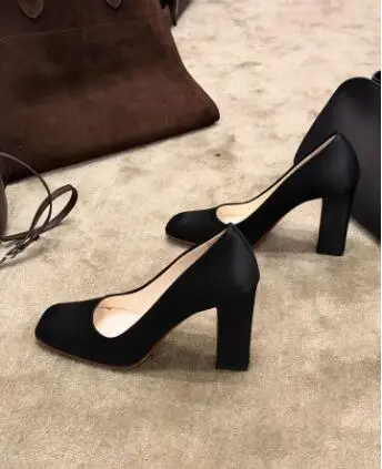 

Французские черные атласные туфли-лодочки с квадратным носком, на низком каблуке-босоножке, женские, модные, на каблуке 8 см, для банкета, размер 33