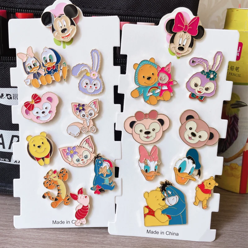 Broches de esmalte de Mickey Stitch de Disney para mochila, insignias de dibujos animados de Minnie Pooh, accesorios de regalo para niños