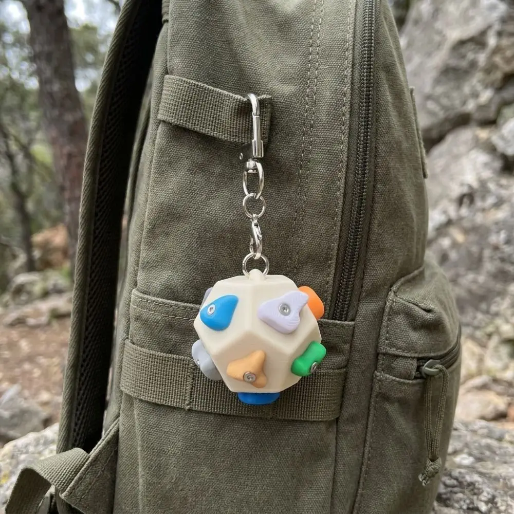 3D-gedruckter Mini-Klettergriff-Schlüsselanhänger, abnehmbarer Boulder, handgefertigter Schlüsselring für Kletterbegeisterte, realistisch und farbenfroh – Detail 9