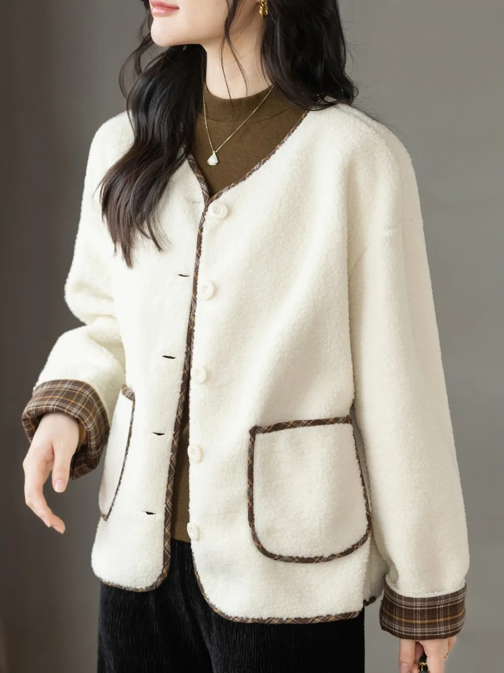 เสื้อโค้ทขนแกะเทียมสำหรับผู้หญิง รุ่นใหม่สำหรับฤดูหนาว ไซส์ใหญ่พิเศษ สำหรับสาวอวบ สไตล์เรโทร คอวี ติดกระดุม แขนยาว