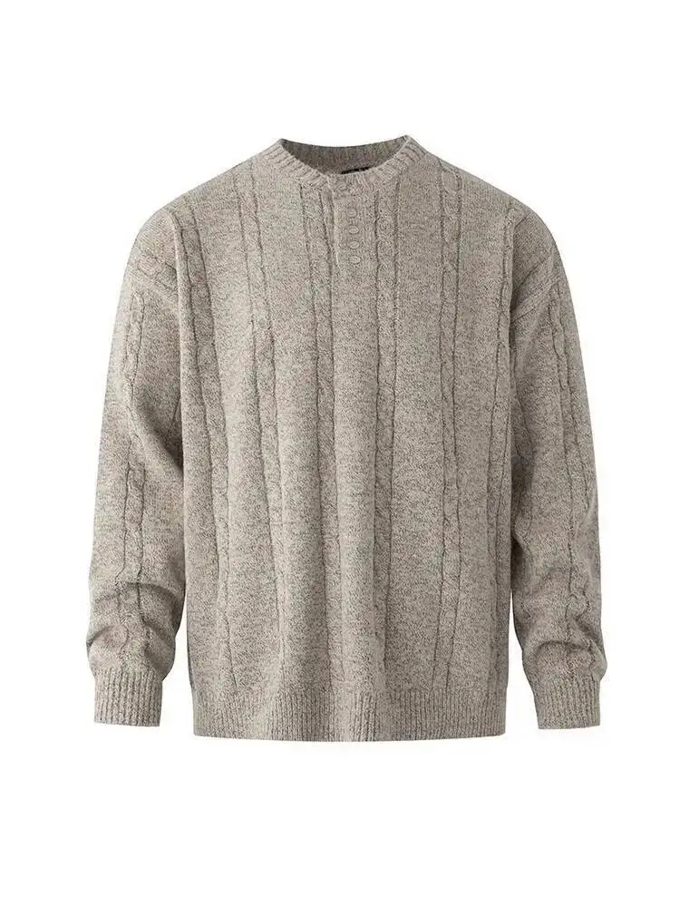 سترات رجالية شتوية بسيطة لعام 2025 بلون واحد مزخرفة بأزرار وياقة مستديرة بلوفر منسوج ملابس رجالية فضفاضة