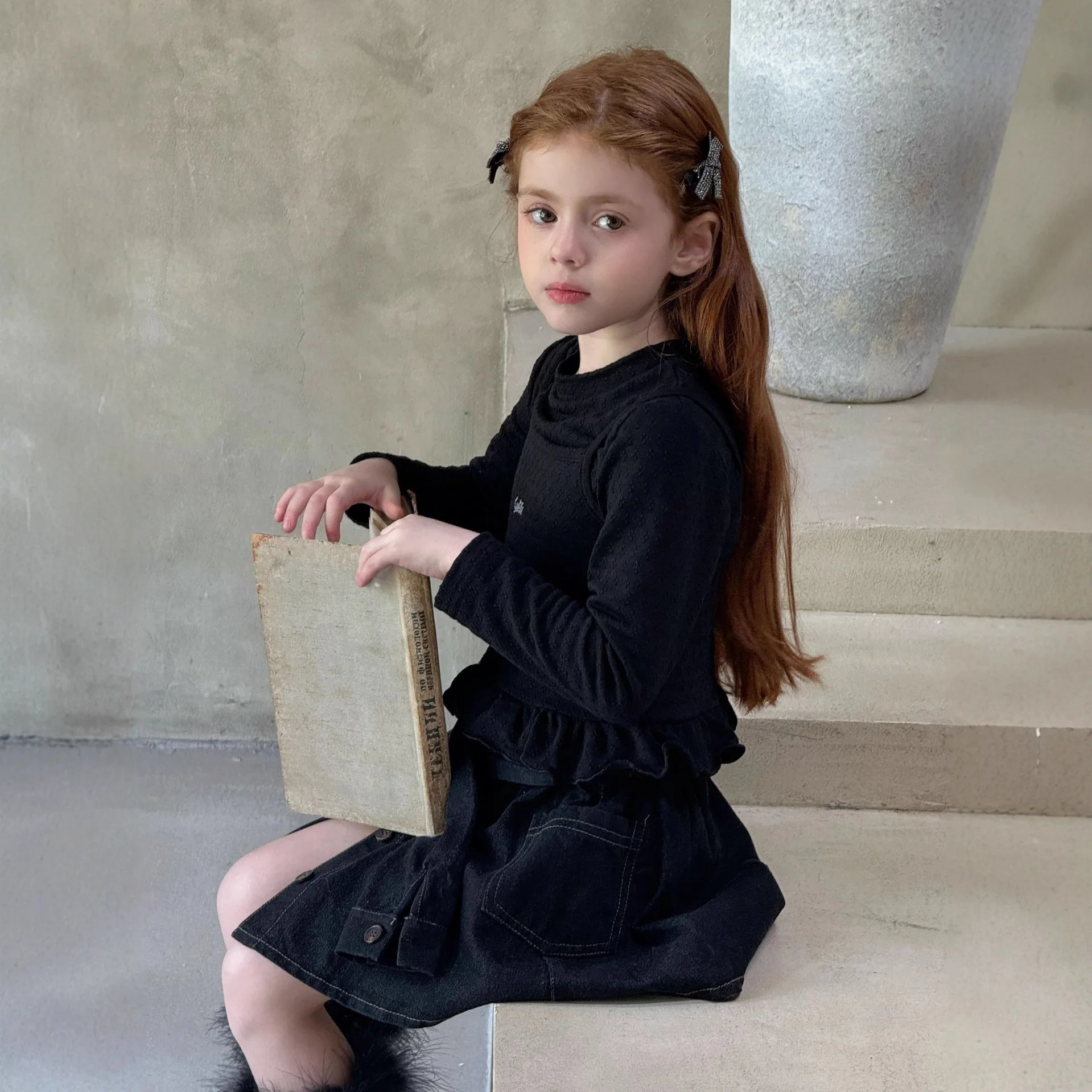 

Топ для девочек, весна-осень 2023, новая детская одежда, черная жаккардовая футболка с длинными рукавами для девочек, топ на подтяжках, комплект из двух предметов