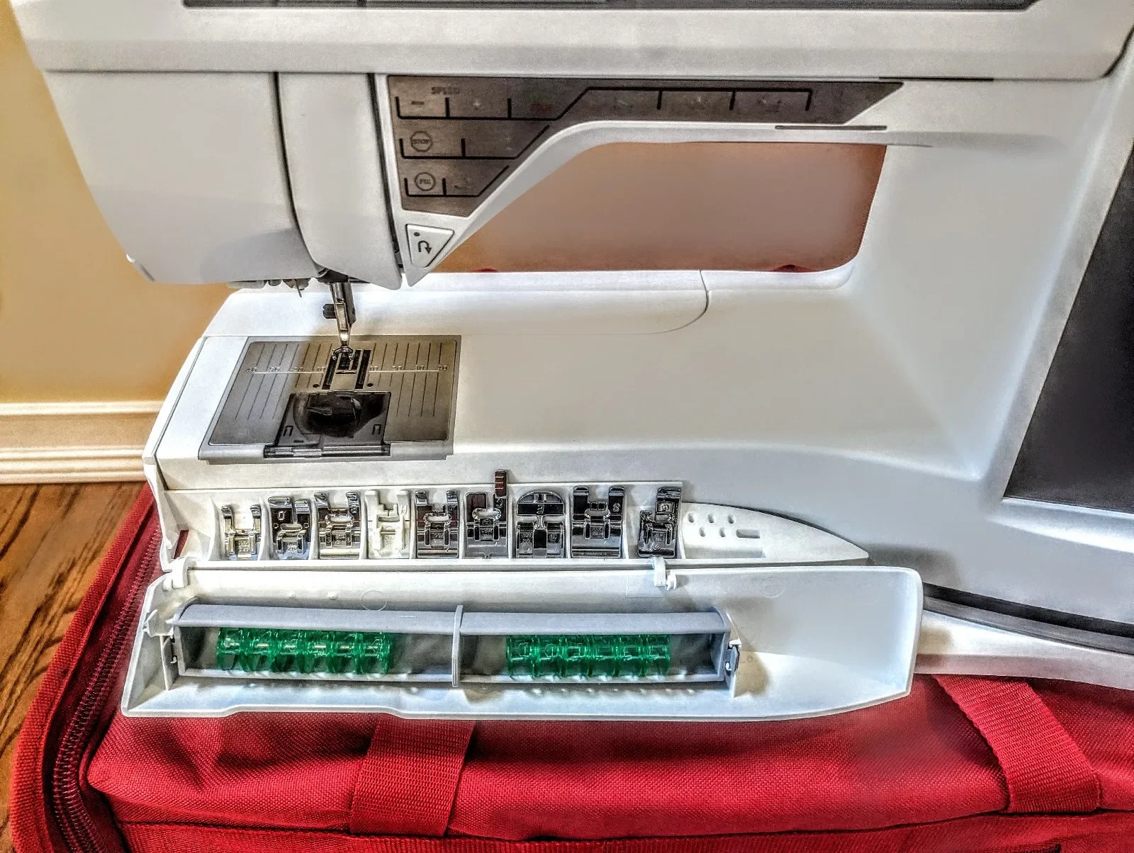 ماكينة تطريز خياطة الماس من Husqvarna Viking Designer W/4D Dongle #1