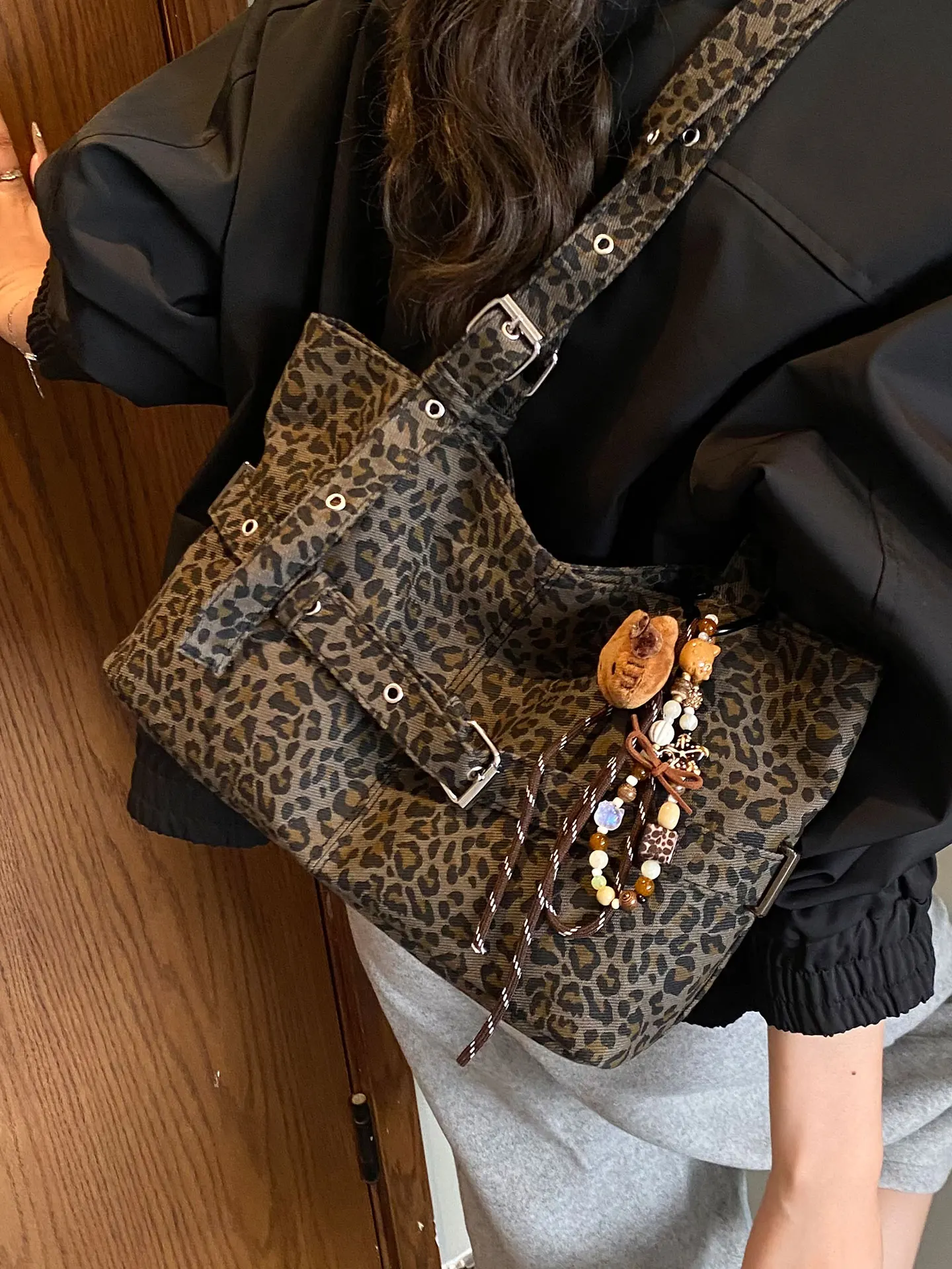 

Новинка 2024 года, женская большая вместительная сумка с леопардовым принтом, модная ретро сумка на одно плечо для осени, железная фурнитура из полиэстера