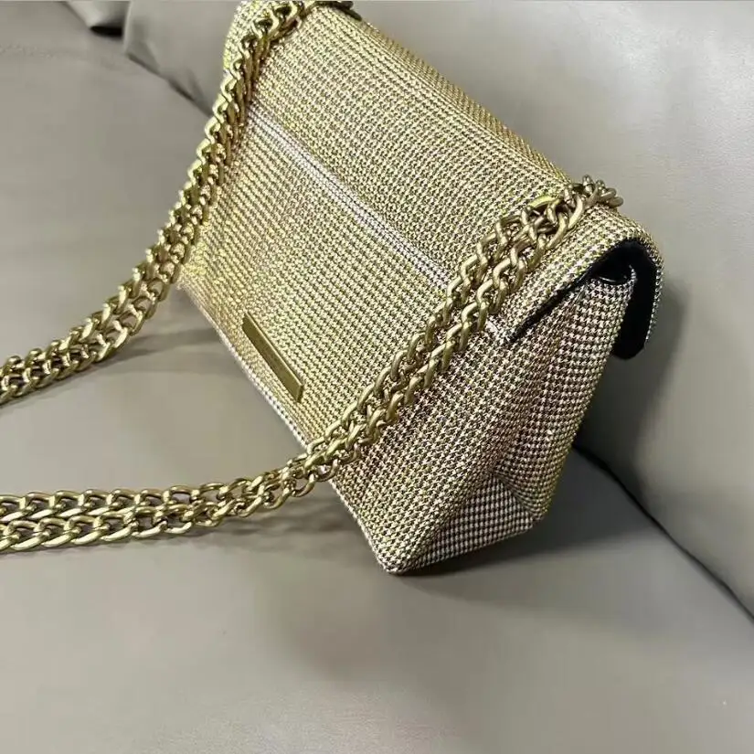 The new European lion bag with diamond embossing is a versatile single-shoulder crossbody eagle head bag and chain bag B8