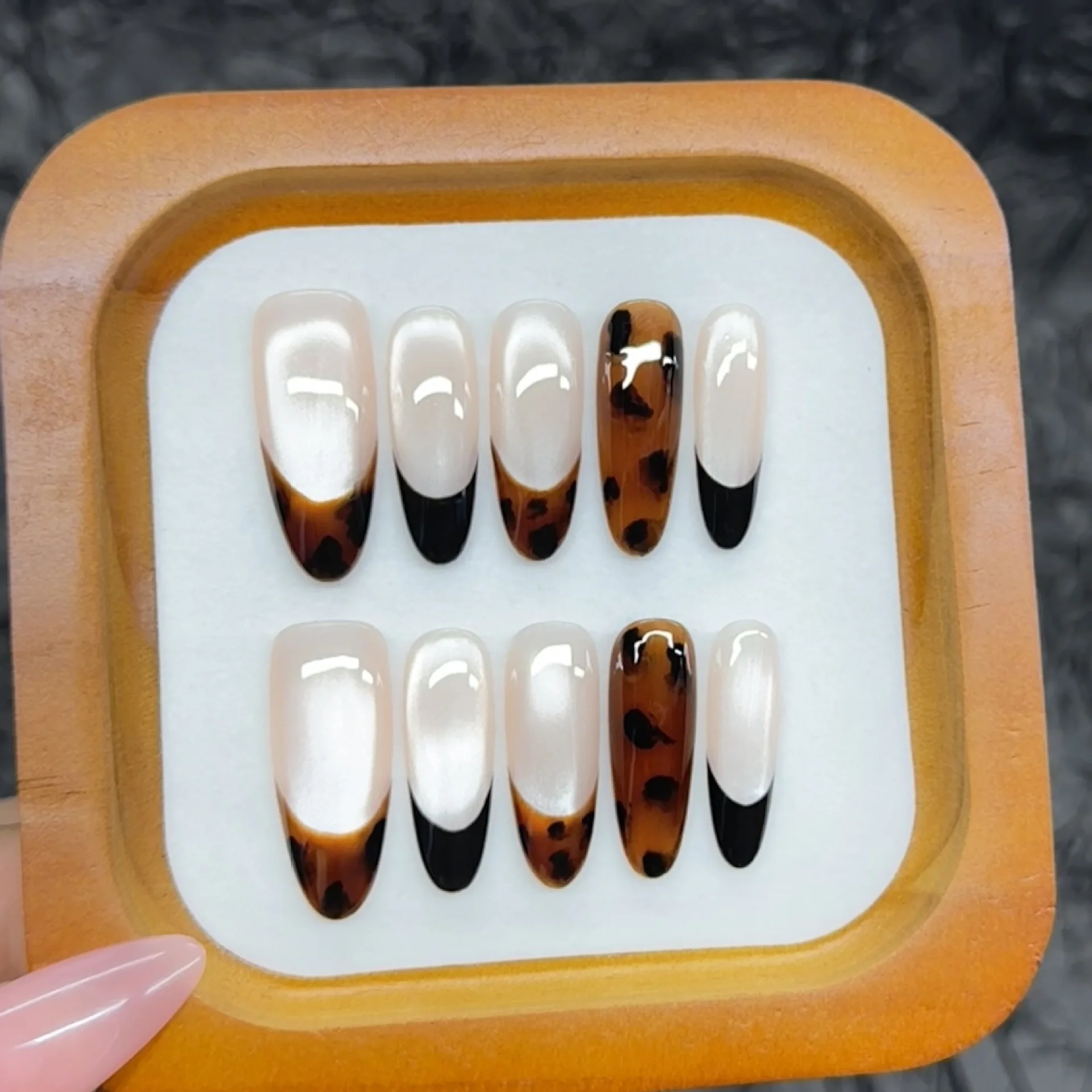 

10 шт., длинные французские накладные ногти ручной работы, блестящие кошачьи глаза, карамель, леопардовый принт, дизайн, ретро накладные ногти, носимые советы по дизайну ногтей