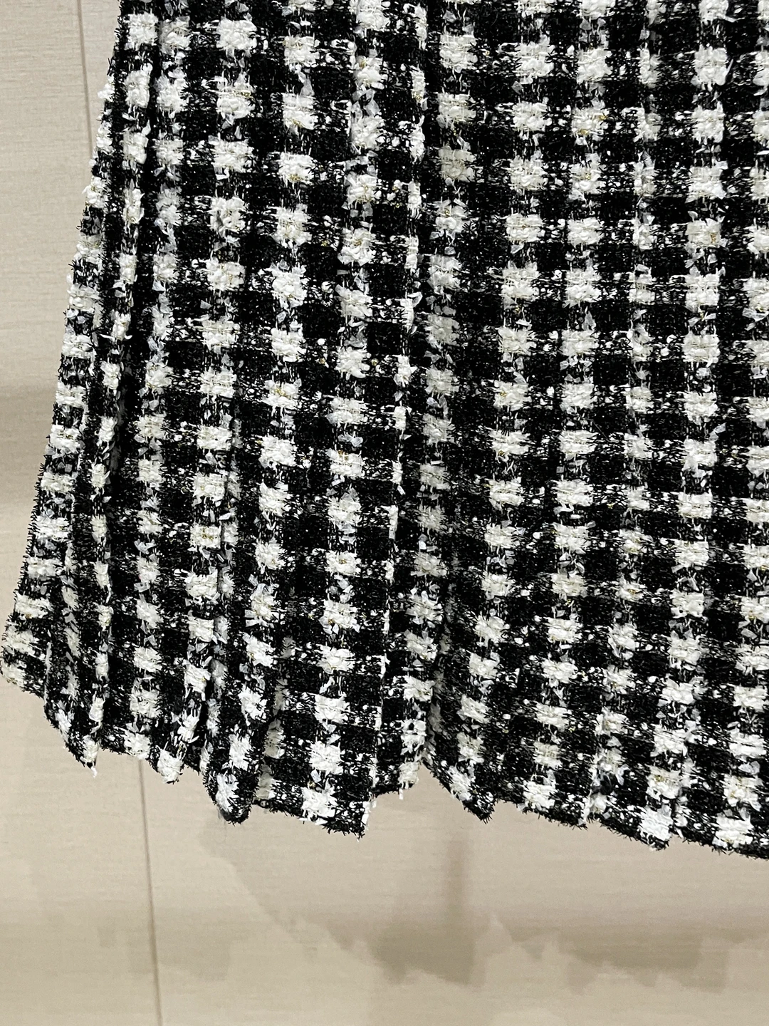   Spódnica w kratę z wysokim stanem, damska moda zima 2025, spódnica w kształcie litery A, efekt wyszczuplający, materiał tweed, odzież codzienna.