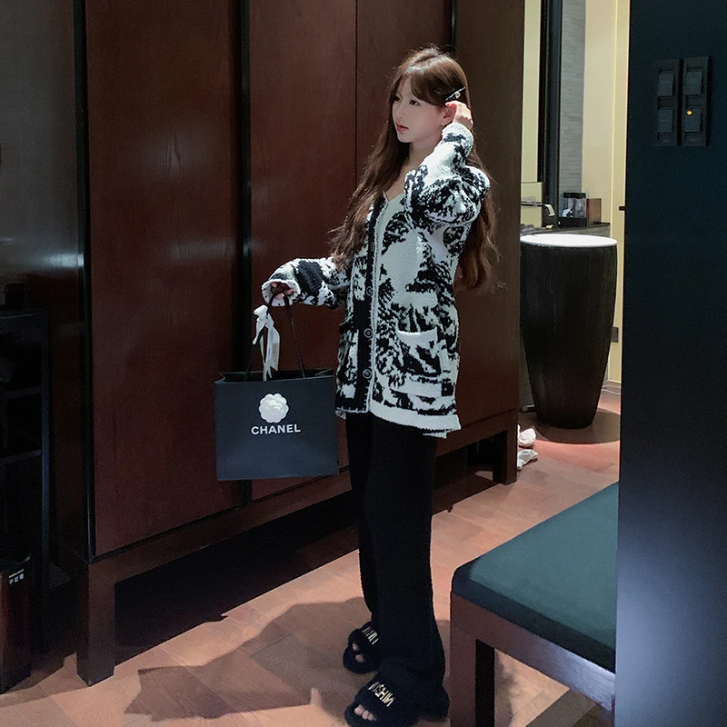 La ropa de hogar para mujer de otoño e invierno se puede usar afuera, cárdigan de ocio de estilo coreano con patrón blanco y negro.