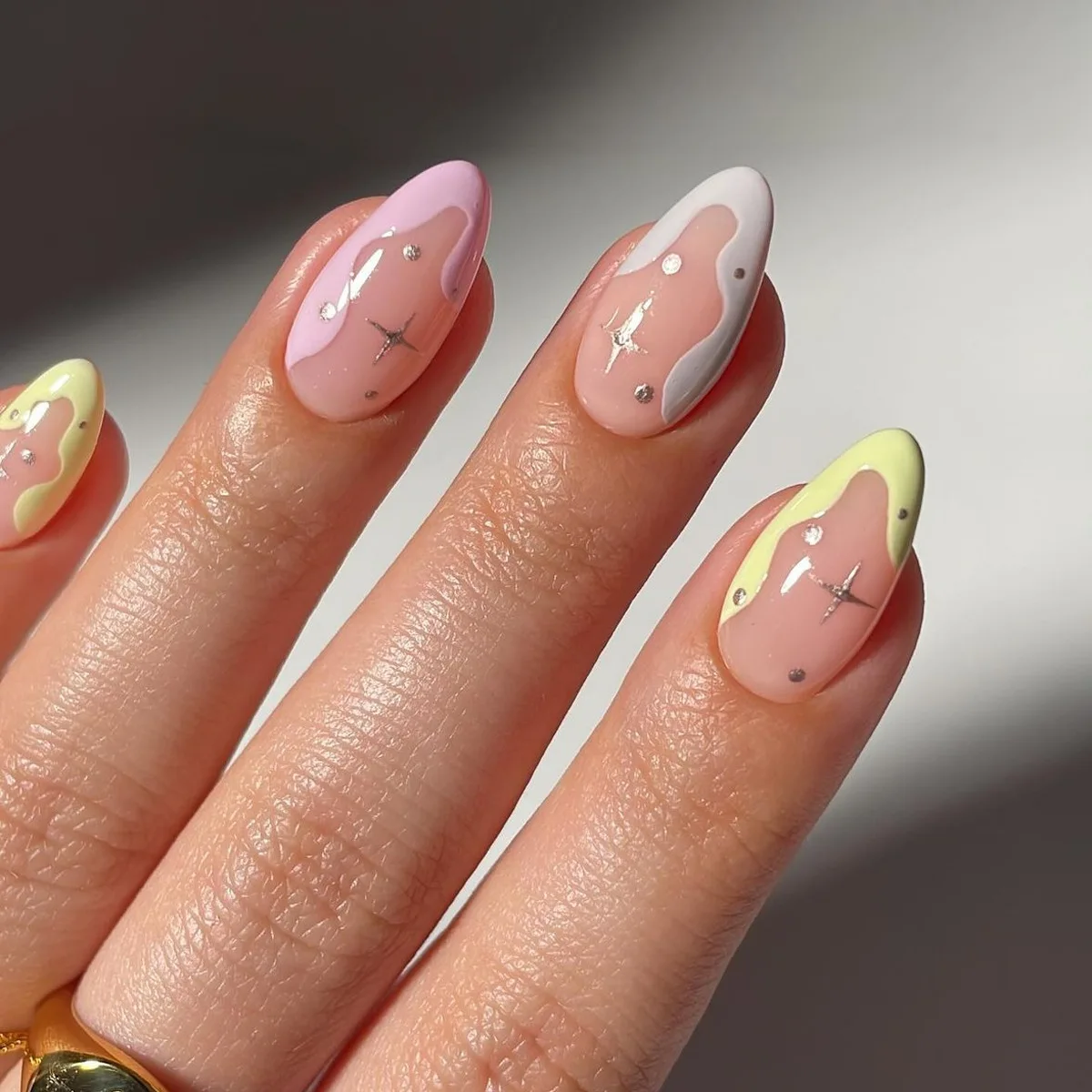 24枚入り ホワイト フレンチ フェイクネイル ラインストーン パールデザイン ミディアムアーモンド型 再利用可能 ネイルセット 付け爪 ラウンドヘッド つけ爪チップ