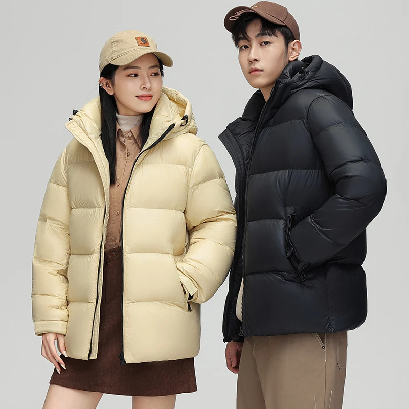 

Модная мужская пуховая куртка с капюшоном 2025 года: новая трендовая модель из полиэстера с наполнителем из белого пуха, средней длины