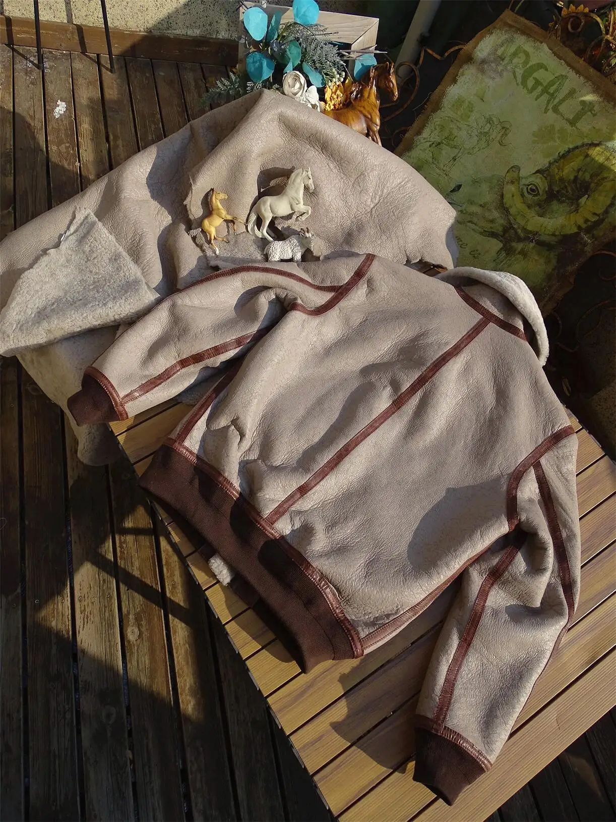 Ein Lamm mit leichtem, bequemem Mantel