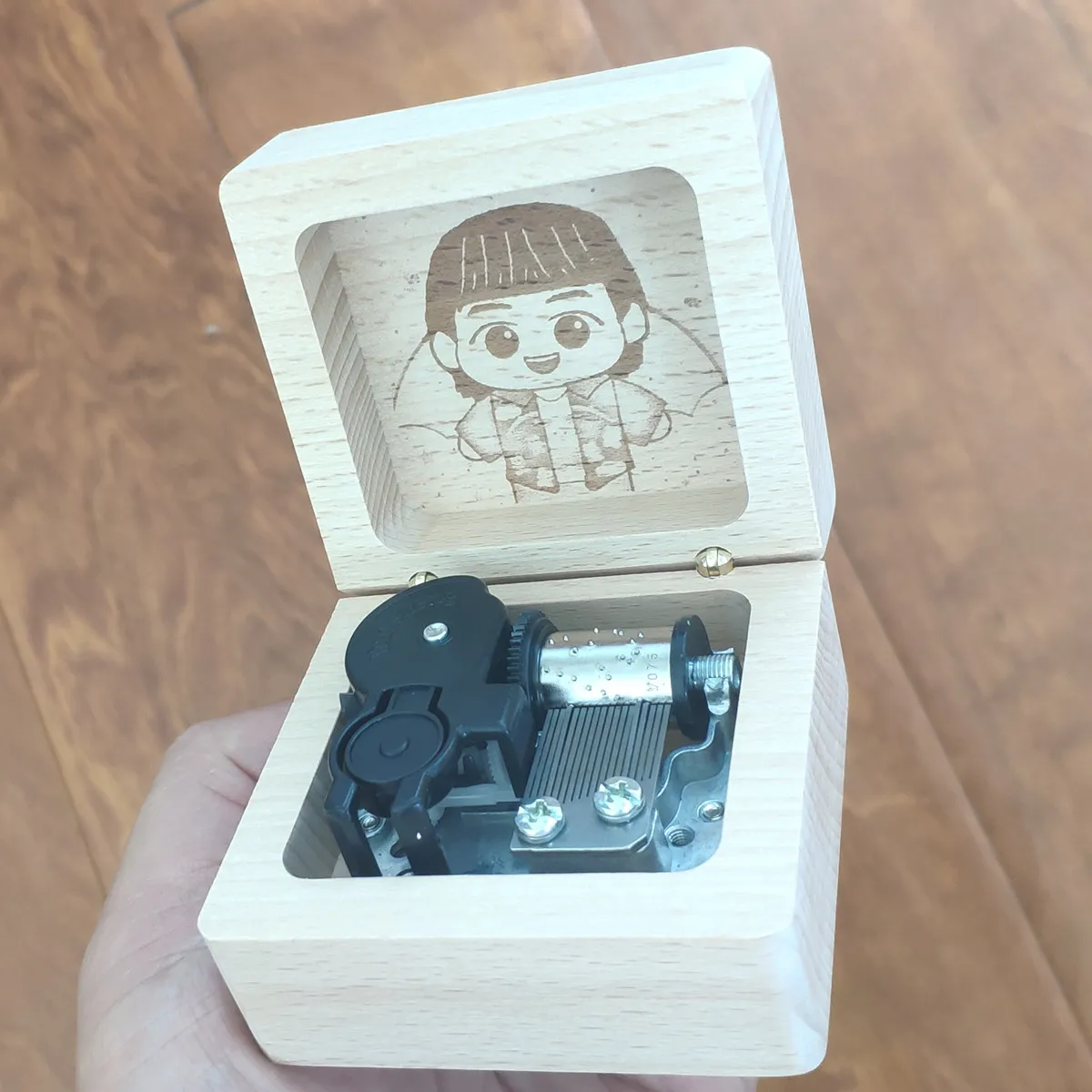 Lovely Wood Wind Up Photo Music Box, Customized Gifts, Birthday, Wedding Anniversary