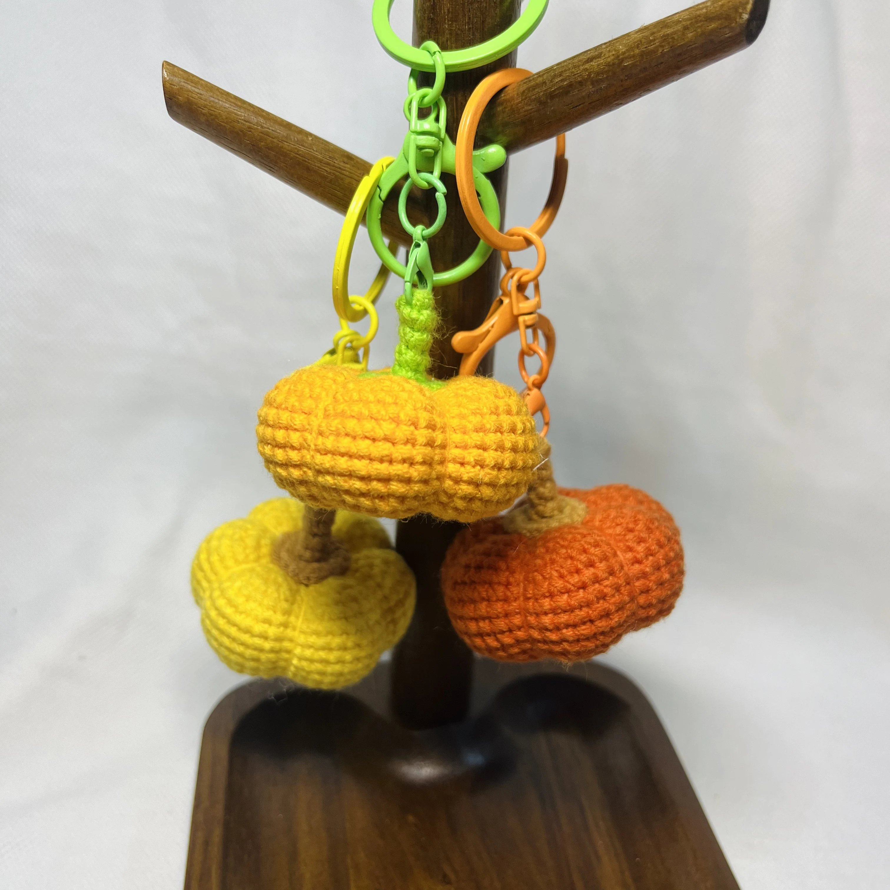 

1 шт., милые вязаные крючком брелоки с тыквой для ключей от машины, аксессуары, маленький вязаный брелок с тыквой, кулон, вязаные овощные аксессуары