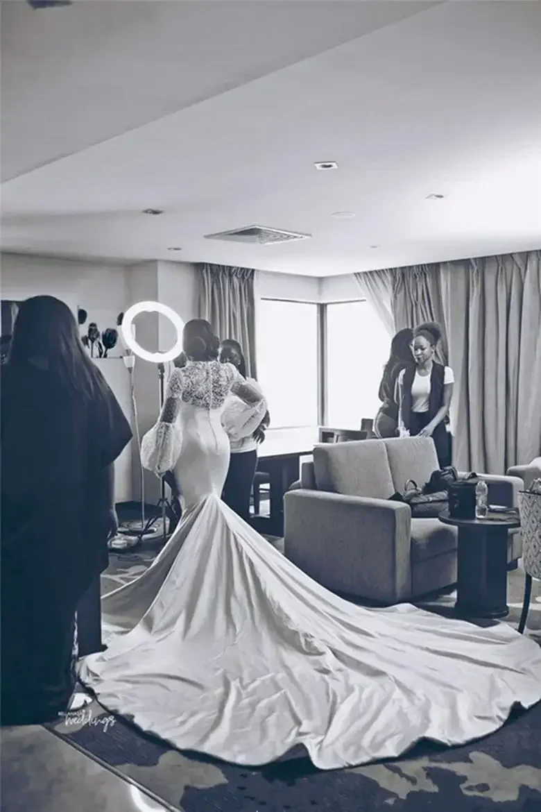 ชุดแต่งงานทรงเมอร์เมดแขนยาวแบบหรูหราประดับลูกไม้สไตล์แอฟริกันสำหรับเจ้าสาวไซส์พลัส