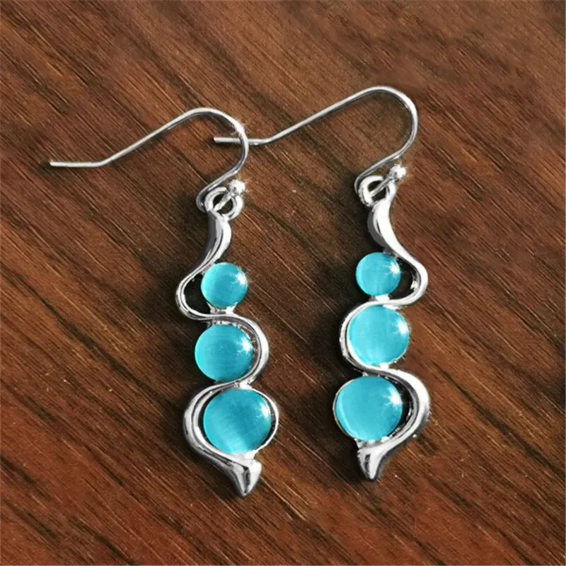 La joyería Diaria te hace a la moda con curvas, onduladas, Ojo de Gato, pendientes de joya