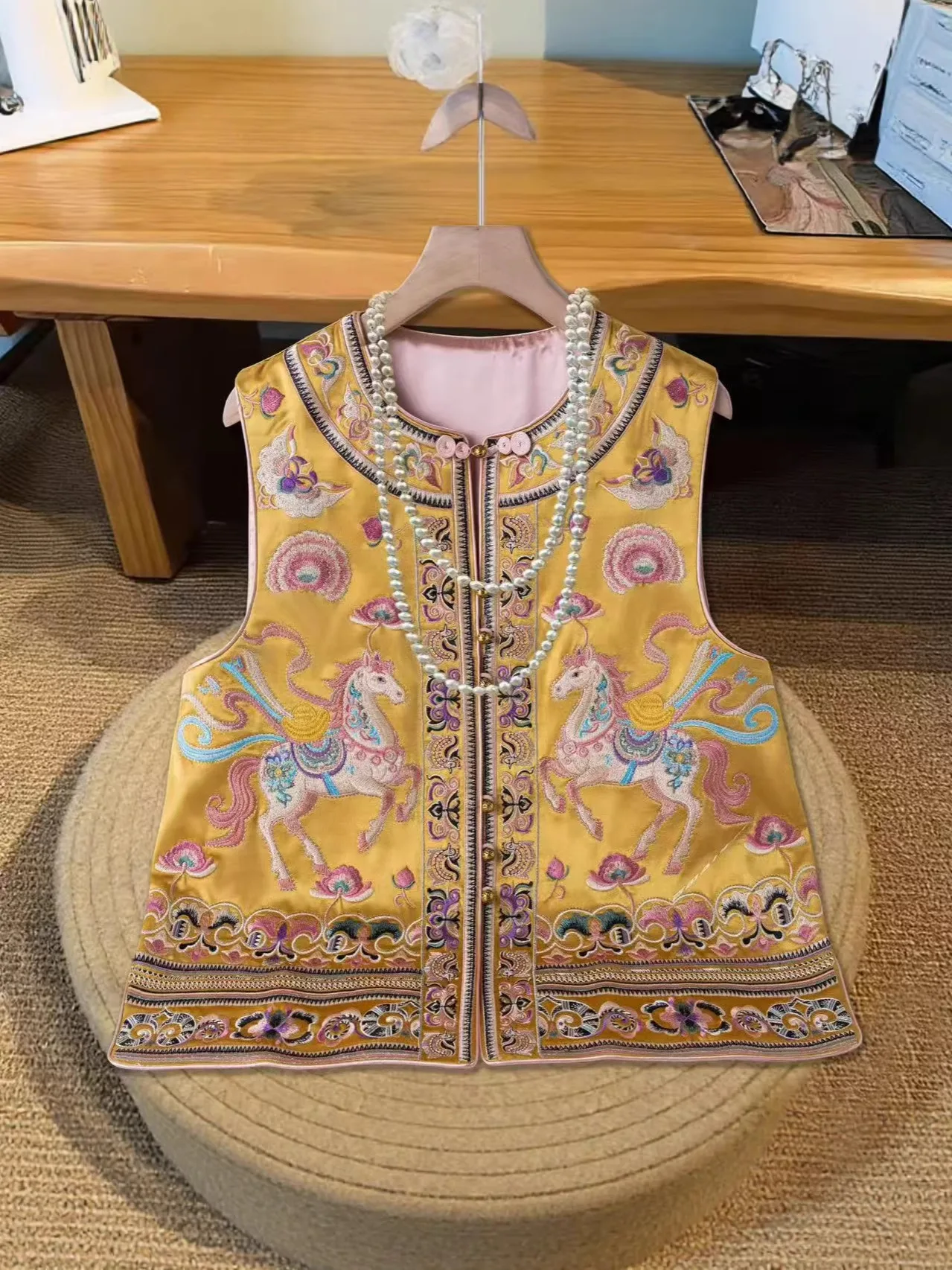 

Новая женская вышитая куртка-жилет в китайском стиле с богатой отделкой, в национальном стиле, с эффектом стройности, модная новинка Весна 2026