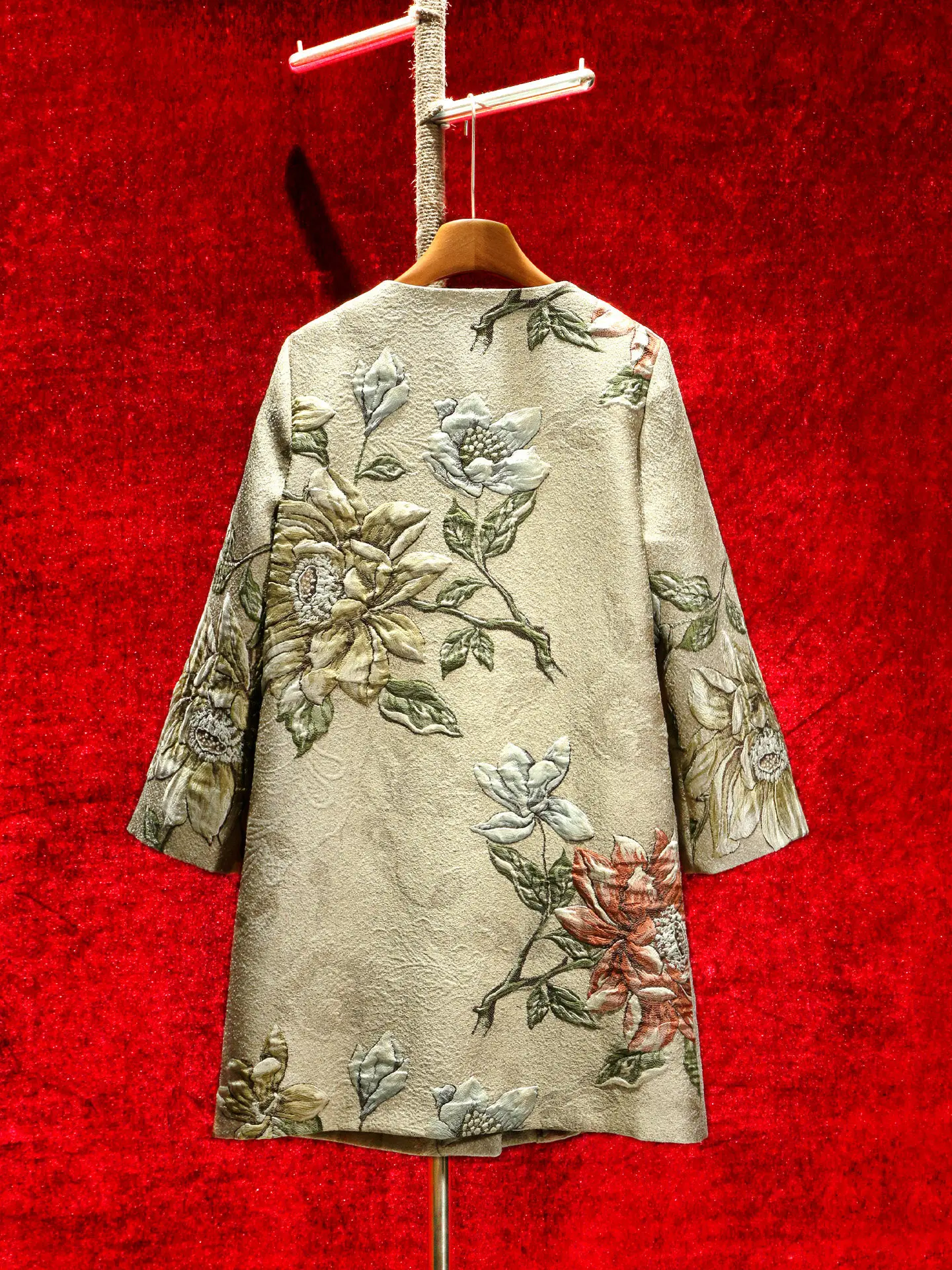 High Quality New Autumn Emboss Jacquard Female Windbreaker Luxury Diamonds Beads Round Neck Elegant Mid-long Casual Trench Coat