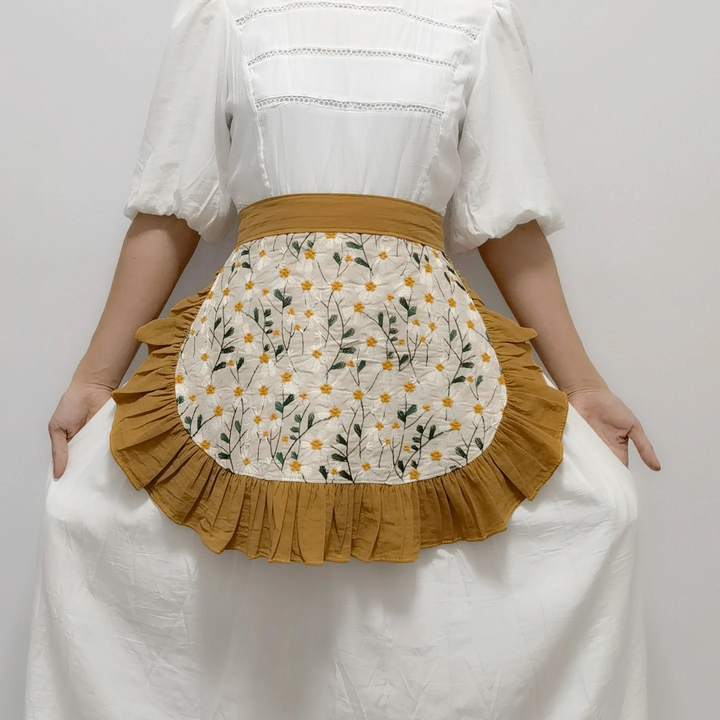 

Pure Cotton Daisy Embroidered Half Apron One Piece Short Waist Apron For Home Kitchen