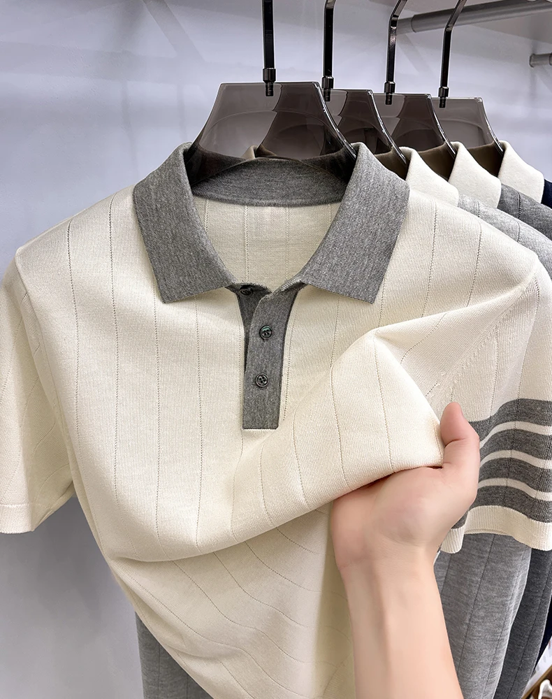 Hochwertiges gestricktes gestreiftes Kurzarm-Poloshirt für Herren, modisch, luxuriös, sommerlich, weich, bequem, lässig, farblich abgesetzt, mit Reverskragen. – Detail 3
