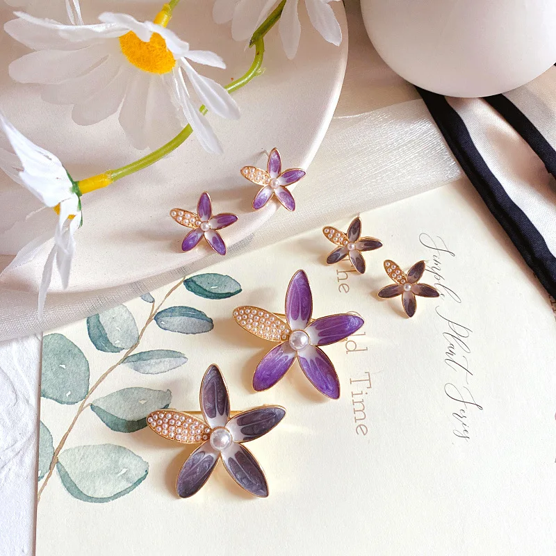 Nowa sprzedaż hurtowa Retro francuska wykwintna liliowa purpurowa Grey błyszczący kwiatek biała perłowa broszka zestaw kolczyków ze sztyftami dla dziewczynek koreański styl