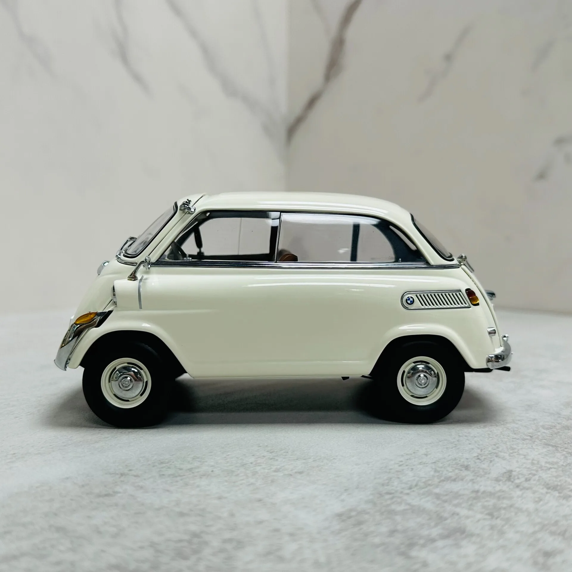 Autoart 1:18 600 Weißer Eierwagen Simulation Limited Edition All Open Alloy Metal Statisches Automodell Spielzeug Geschenk