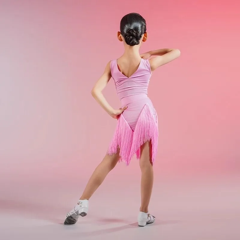 

Летний новый стиль 2026: Костюм для латиноамериканских танцев для девочек, без рукавов, с V-образным вырезом, с бахромой, тренировочный комплект для выступлений, цветной