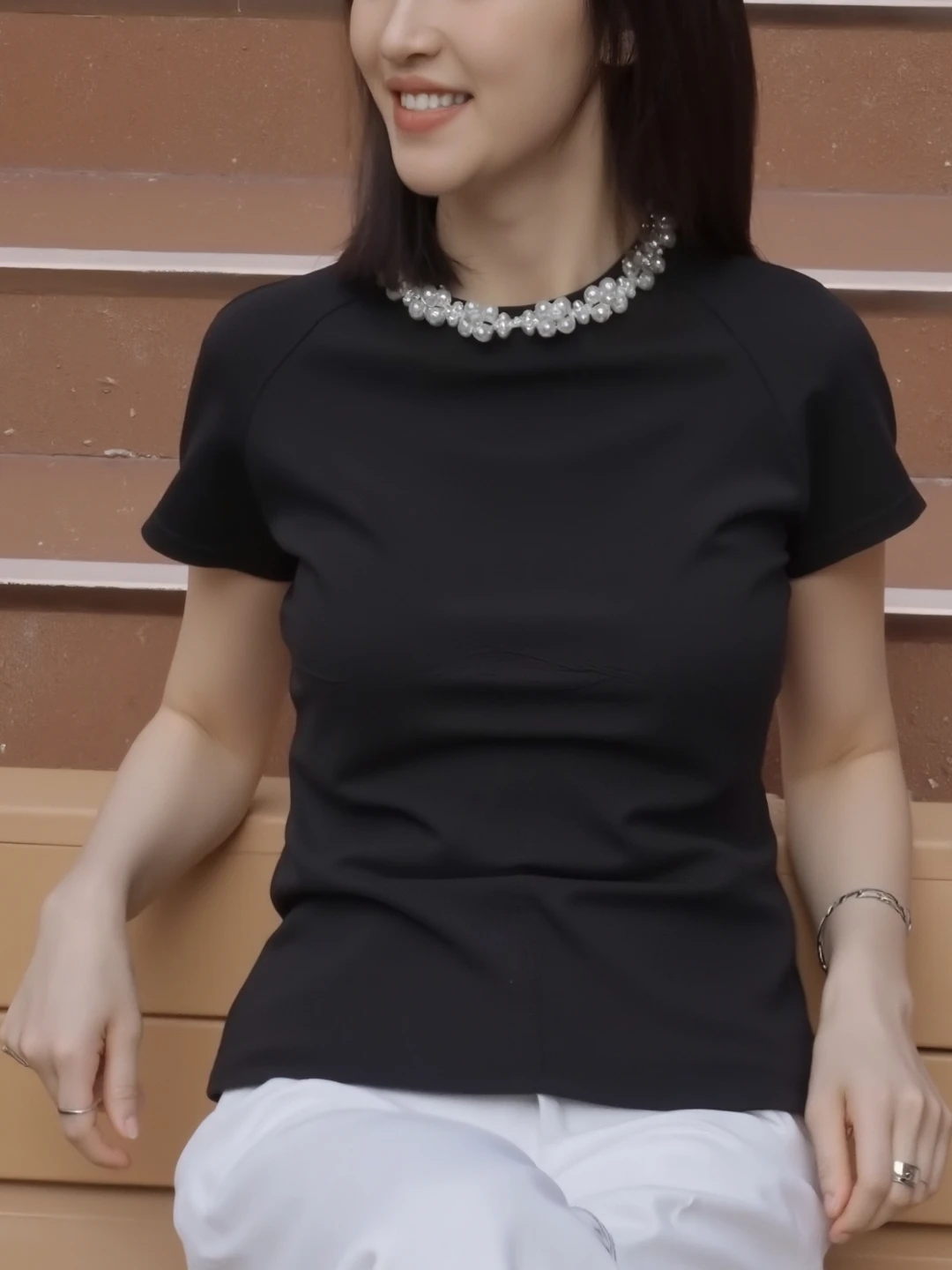 

Faionable round Ne ort Sve T-irt Pearl Decorated Slimming Simple High-End Top Korean Sle Commute Loose Fit Summe...