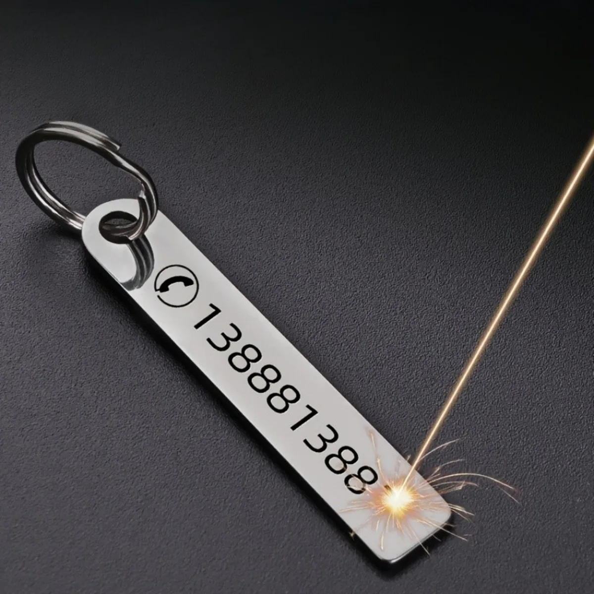 Engravable couple keychains with custom names, texts and numbers, ideal gifts for Valentine's Day and New Year