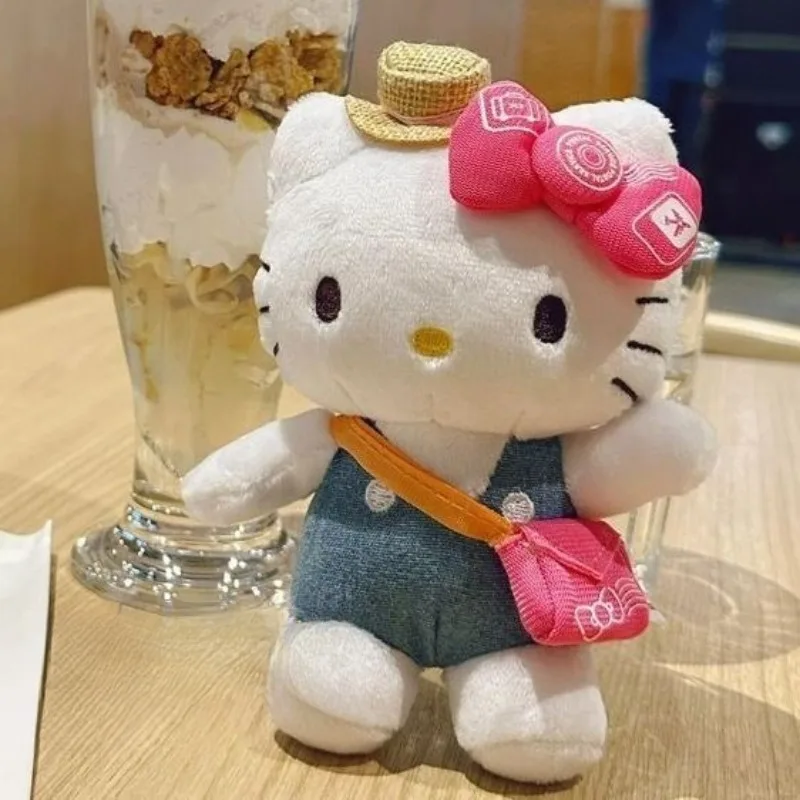 Nowy Kawaii Sanrio Hello Kitty Krótki pluszowy wisiorek dla lalki Śliczna kowbojska lalka Satchel Zapięcie na klucze Plecak Wisiorek Prezent dla dzieci