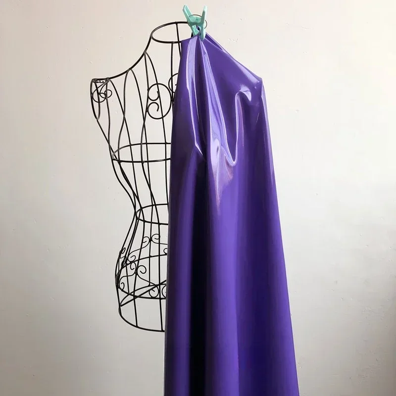 Viola lucido lucido morbido vinile tessuto in pelle verniciata tessuto elastico in PVC materiale per tappezzeria abito 145CM di larghezza venduto al