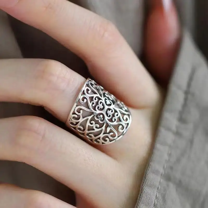 1Pcs Adjustable Women's Retro Hollow Flower Ring Gold Silver Color Fashion Finger Ring for Daily Outing Party Wear
