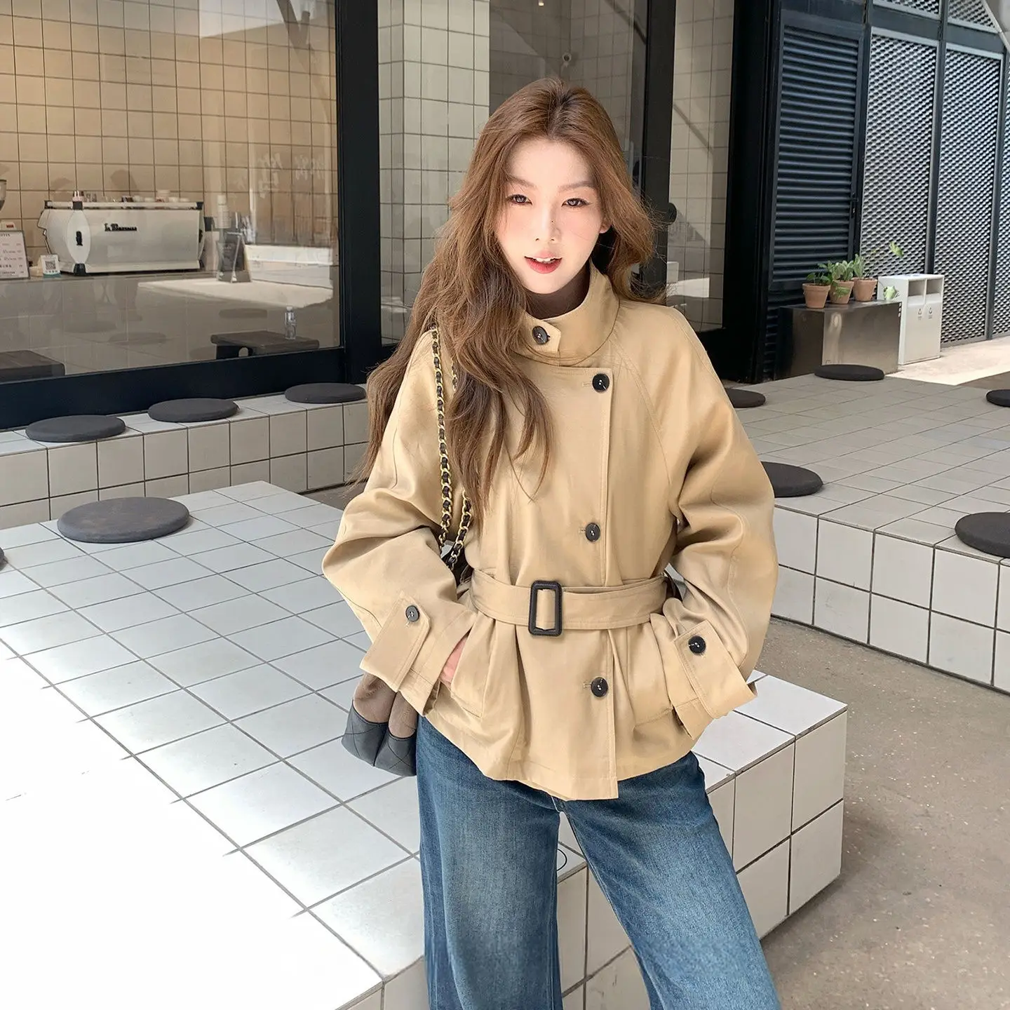 

Короткая ветровка женская 2026 Весна-Осень Новая куртка в британском стиле с воротником-стойкой, модная верхняя одежда с поясом для женщин