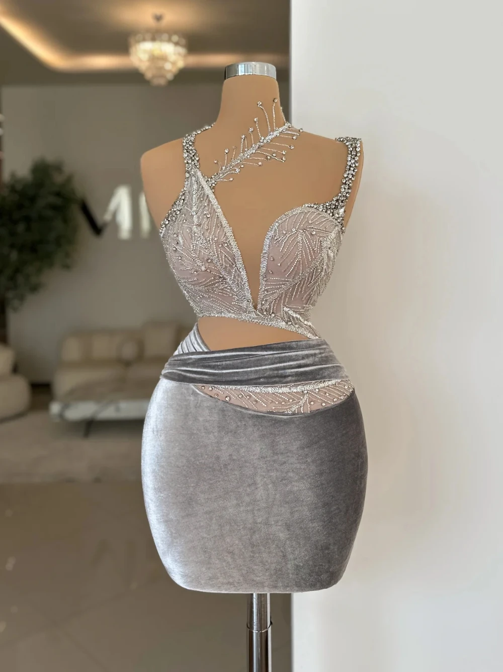 Grijs fluwelen kristallen schoolgala korte jurk exclusieve uitgesneden glanzende charmante galajurk op maat gemaakt mouwloos voor avond