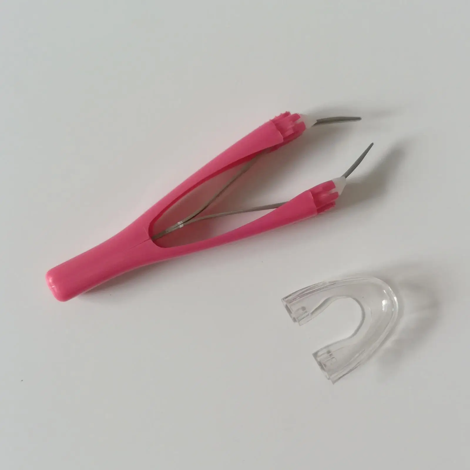 精密眉毛ピンセット 自動格納式 ステンレス製 化粧用リムーバーツール 自宅やサロンで眉毛の形を整えるため