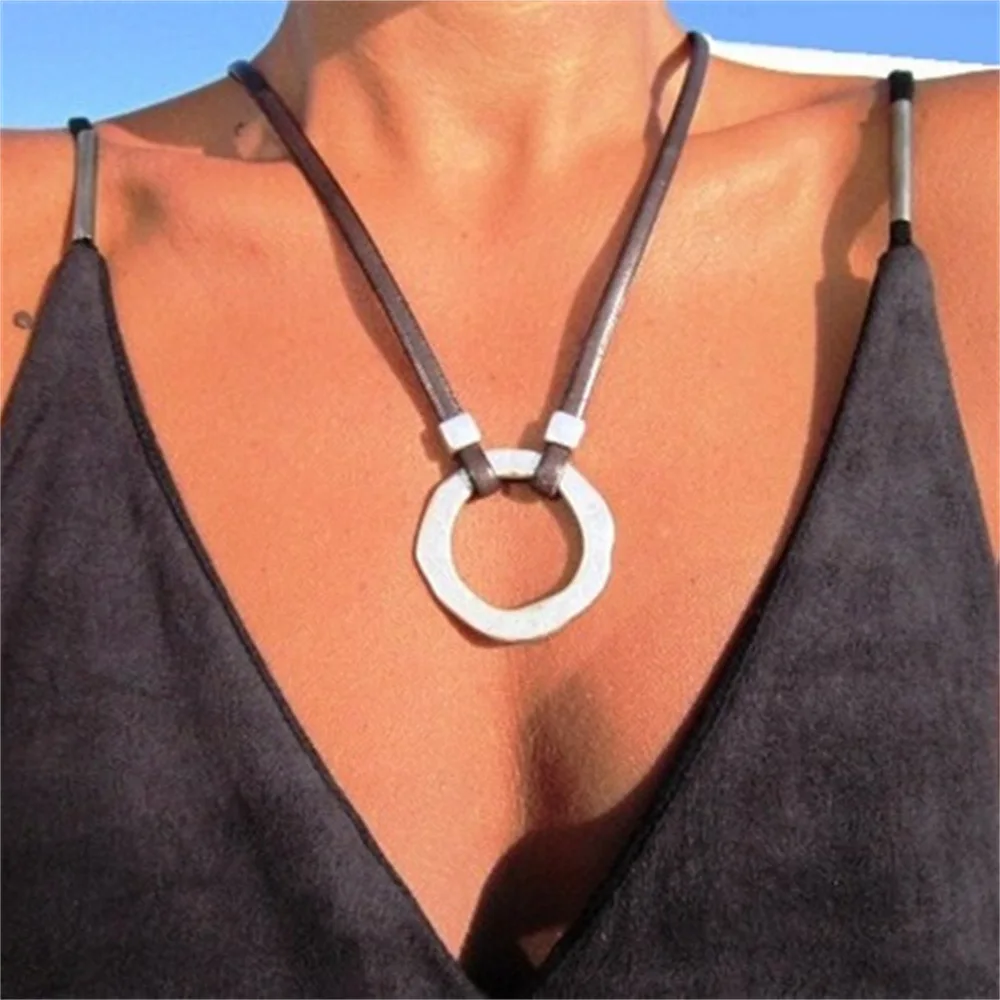 Specially designed with cowhide rope and circular ring texture, alloy pendant, collarbone chain, bohemian beach style necklace