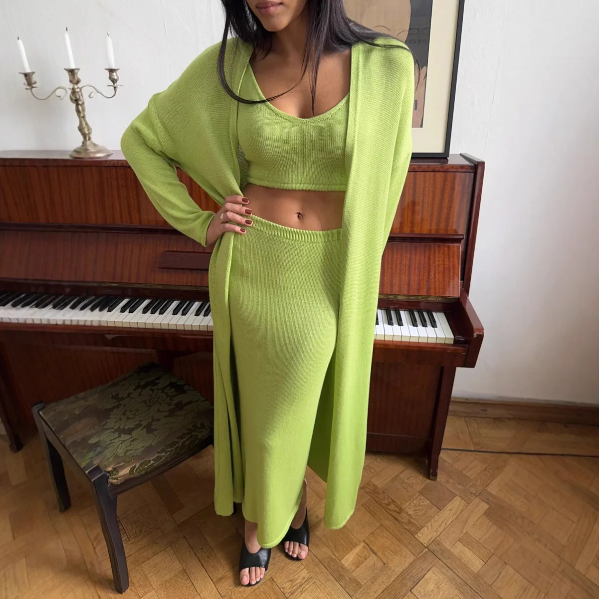 

Весна и лето 2025 года, простой однотонный вязаный комплект с v-образным вырезом, маленькая майка и юбка для женщин