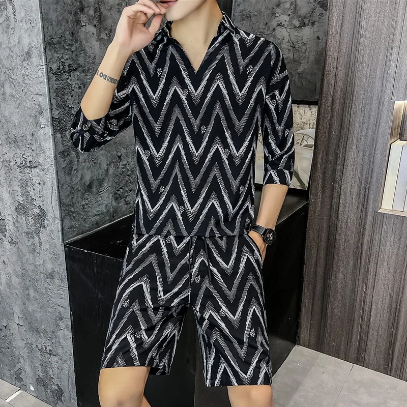 

Летний комплект 2024: мужская спортивная одежда из полиэстера, футболка с коротким рукавом и брюки до колен, молодежный модный наряд