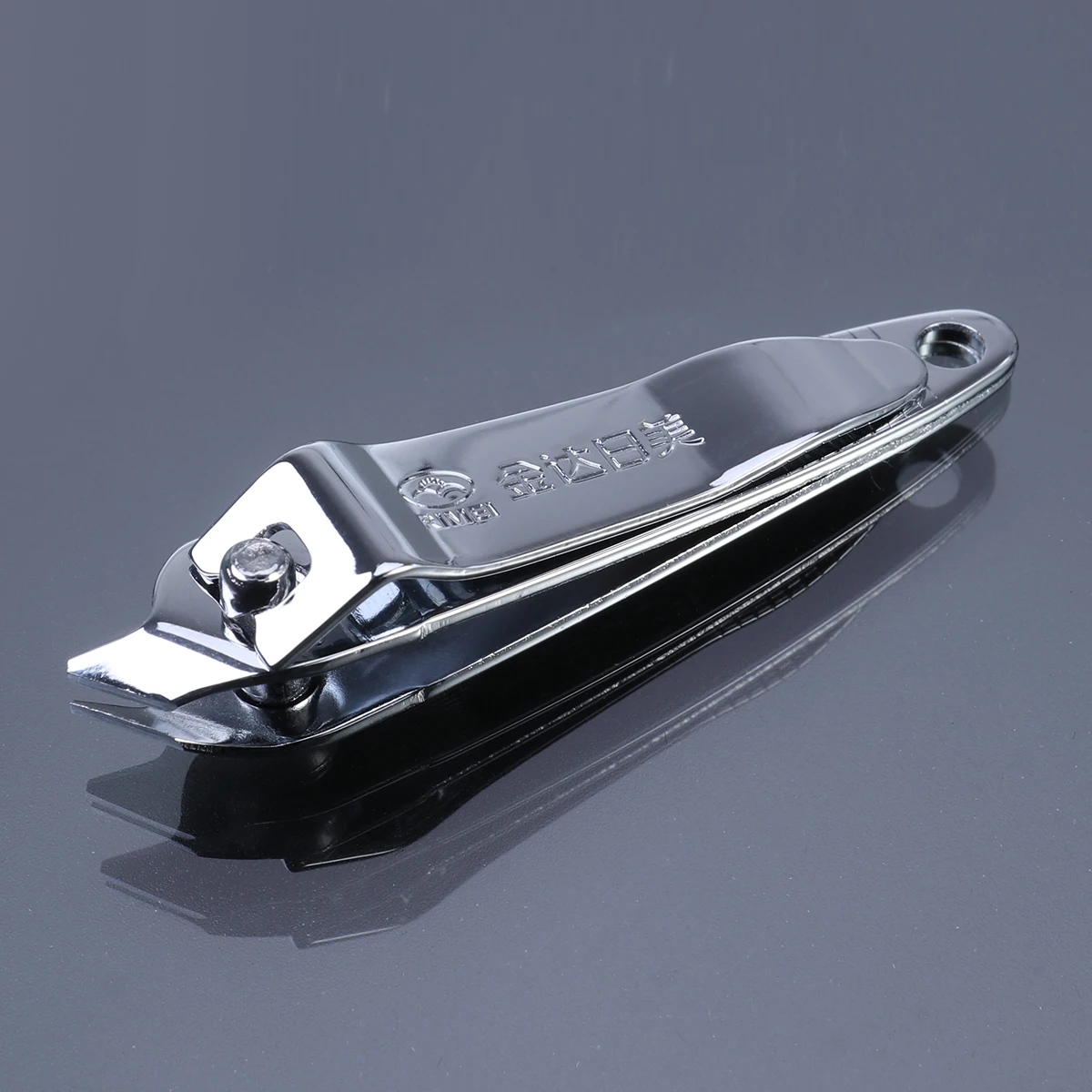 

Портативные кусачки для ногтей из нержавеющей стали, серебристые, 62 мм, с скошенным режущим краем, маникюрный инструмент с пилочкой, компактный, незаменимый для путешествий