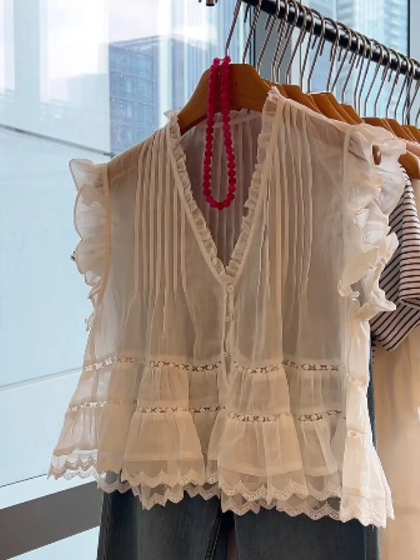 

White Lace Trimmed V-Neck Short Sleeve Shirt Women's Summer Fashion Doll Shirt Pleated Hemline Young Looking Top French Style