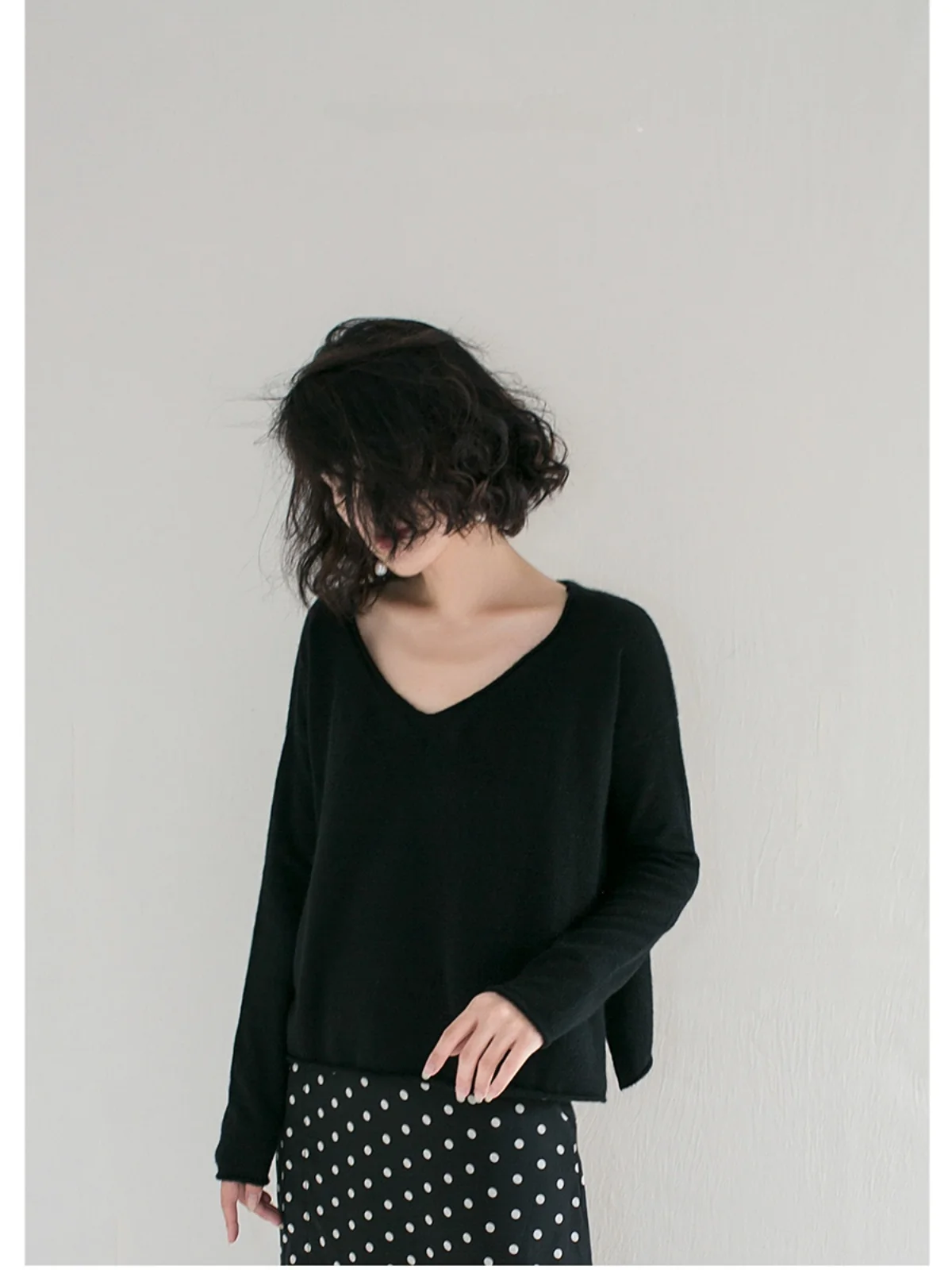 

Элегантный черный шерстяной свитер с V-образным вырезом и длинными рукавами для женщин: мягкий, удобный, для повседневной носки, вязаный трикотаж