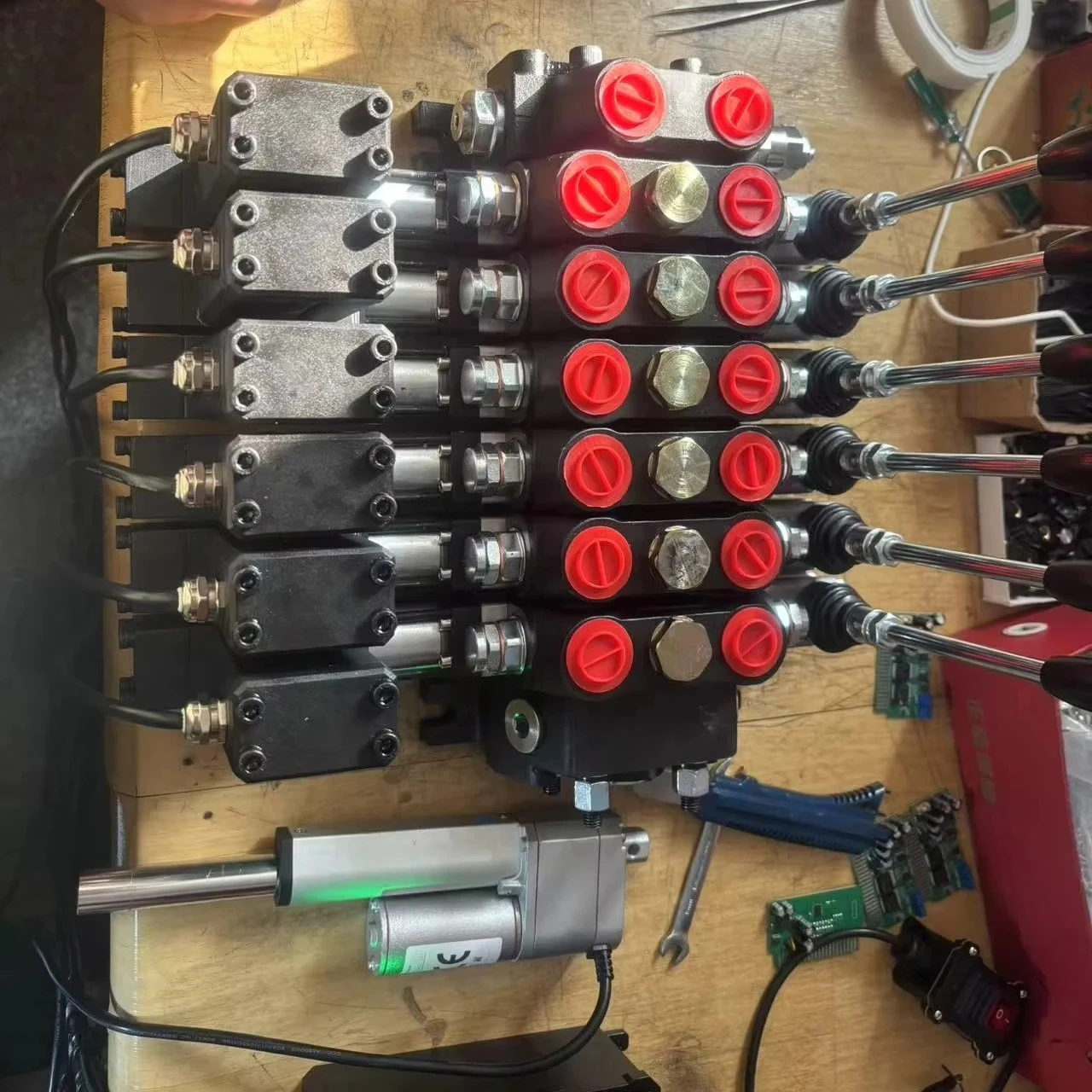 

Waterproof Hydraulic Cylinder 12/24V with 6 Operating Levers Brand New Engine And Motor Core Components for Automotive