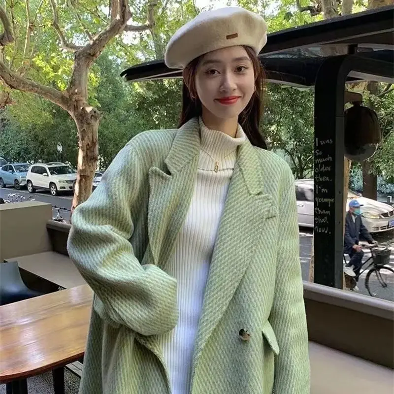 2025 Otoño e Invierno abrigo nuevo traje coreano para mujer cuello largo verde moda y elegante abrigo de lana suelto y adelgazante WLF