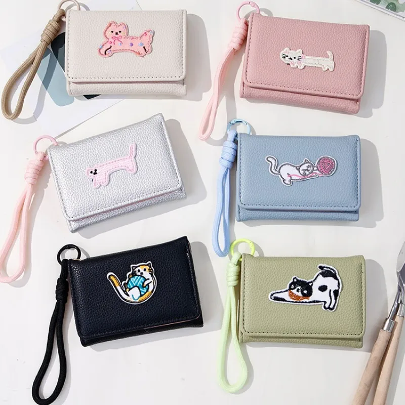 Cartoon Cat Patch Women Wallet Lychee Grain PU Leather Short Purse With Wrist Lanyard Multi Card Holder ID Window Coin Purse ﻿