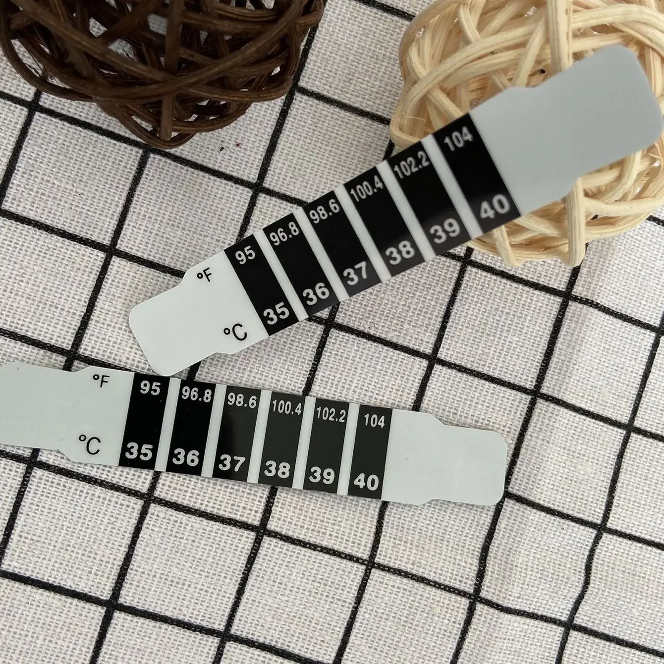 

5pcs - Children's temperature measuring patch, baby forehead color changing LCD temperature patch