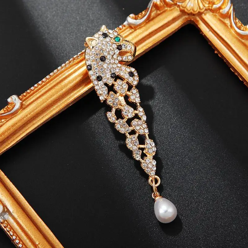 Glänzende Strass-Leoparden-Brosche mit hängendem Perlenanhänger in zwei Farben für Hochzeit, Bankett, Party und Alltag. – Detail 4
