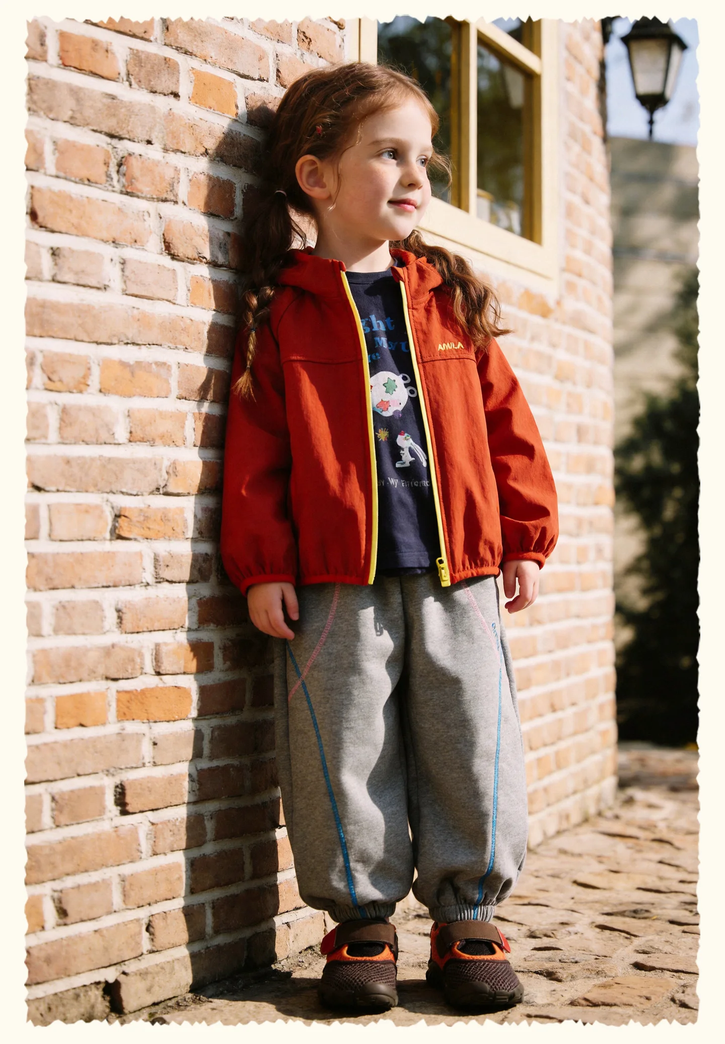 Amila 2026 Herbst Neue Kinder-Freizeithose Sportliche Hose mit Bündchen, Farbblock-Streifen, Marken-Stickerei, Modische, Bequeme Alltagshose – Detail 21