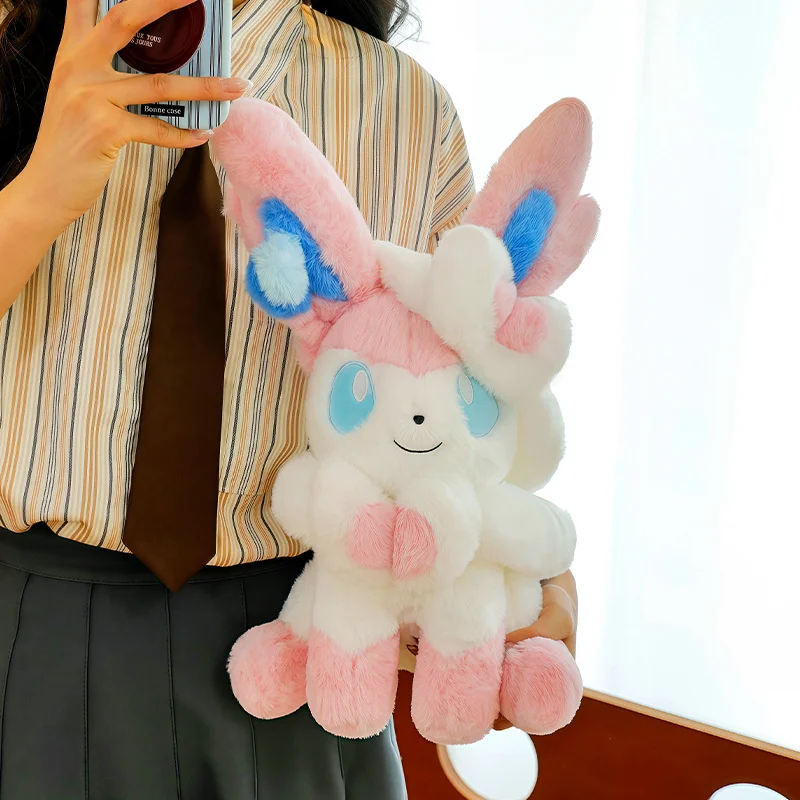 Sylveon Plüschtier in sitzender Pose, kuschelig weich, flauschig, Anime-Puppe im japanischen Stil, Dekokissen für Sofa, Bett, Heimdekoration, Geschenke – Detail 16