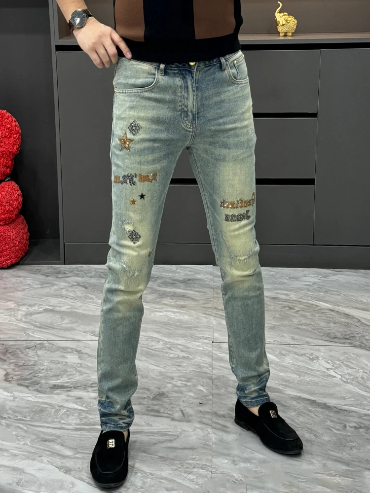 

Модные мужские джинсы с вышивкой и рваными элементами, прямого кроя, зауженные, синие, из денима, для весеннего сезона, премиум-класса