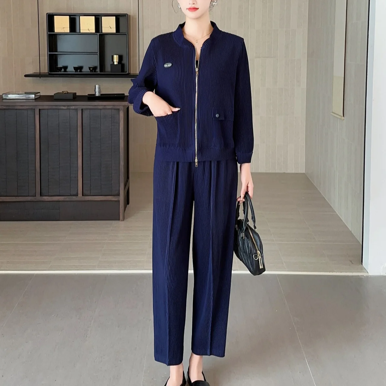 

Miyake Pleated Autumn New Fashionable Stand Up Collar Baseball Suit Set, Women's Zipper Top Straight Leg Pants Two-piece Set
