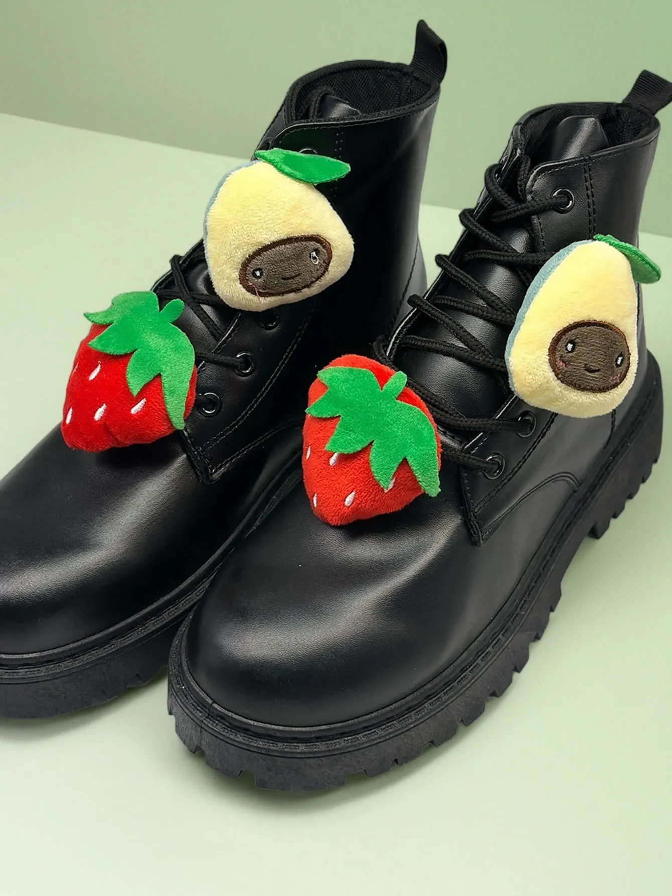 2 Pieces of European and Korean Style Imitation Strawberry and Peach Fruit Shoe Clips, Fashionable and Versatile Detachable Shoe Accessories, Sweet and Cute to Wear, Perfect Gift, Multifunctional Decoration for Shoes/Boots, Suitable for Girls and Women, for Daily Fashion or as a Gift, Suitable for Ladies' and Men's Sneakers, Casual Shoes